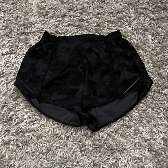 Lululemon black camo Hotty hot 4” shorts size 6 - Picture 1 of 5